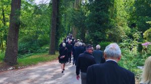 Der Trauerzug auf dem Friedhof
